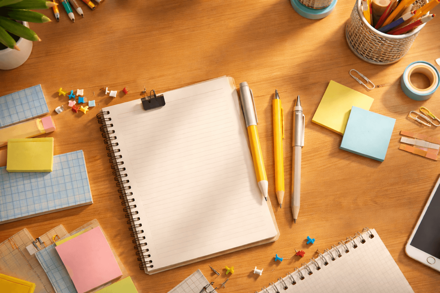 Bureau avec fournitures professionnelles